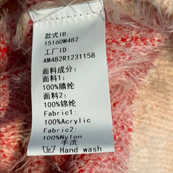 🆕 Pink Sweater with Lips Pattern - Picture 3 of 3